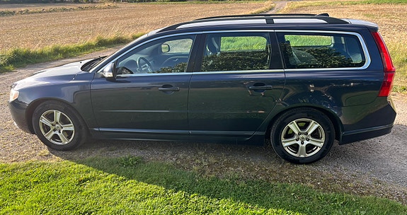 Volvo V70 2 of 10