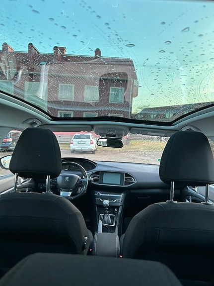 Peugeot 308 SW 15 of 16