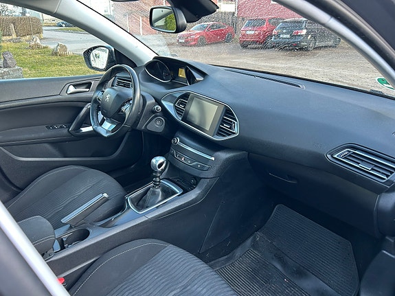 Peugeot 308 SW 7 of 16