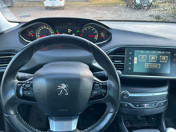 Peugeot 308 SW 12 of 16