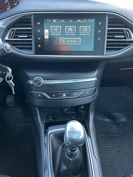 Peugeot 308 SW 13 of 16