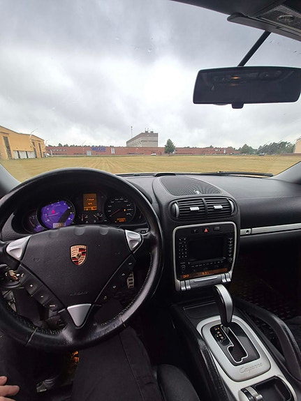 Porsche Cayenne 4 of 5