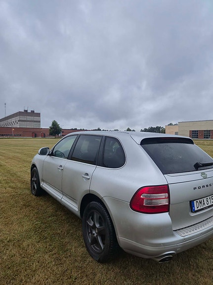 Porsche Cayenne 2 of 5