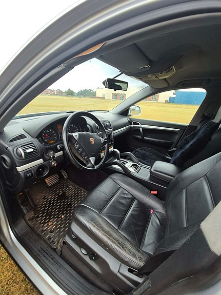 Porsche Cayenne 3 of 5