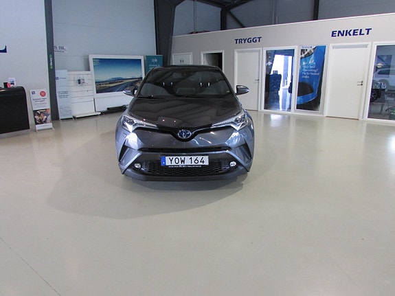 Toyota C-HR 2 of 23