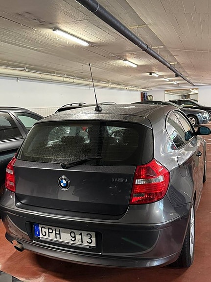 BMW 118i 3 of 5
