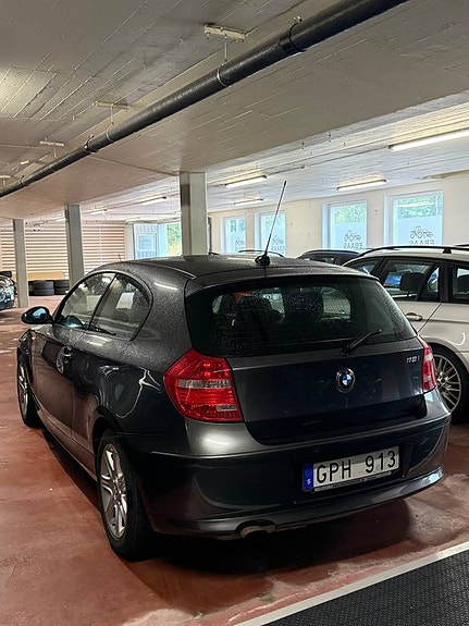 BMW 118i 2 of 5