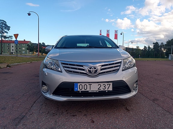 Toyota Avensis 3 of 6