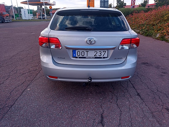 Toyota Avensis 2 of 6