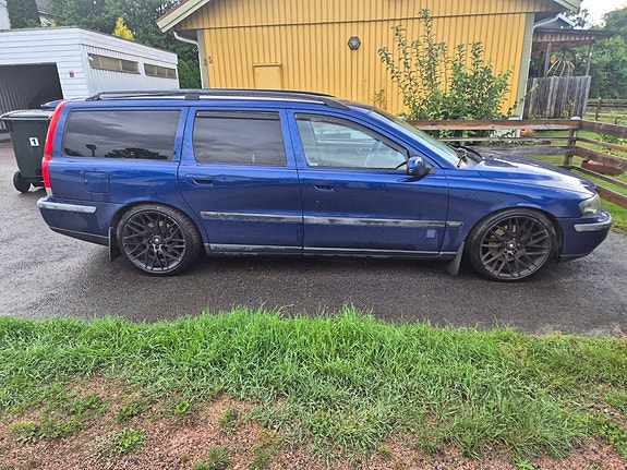 Volvo V70 2 of 5