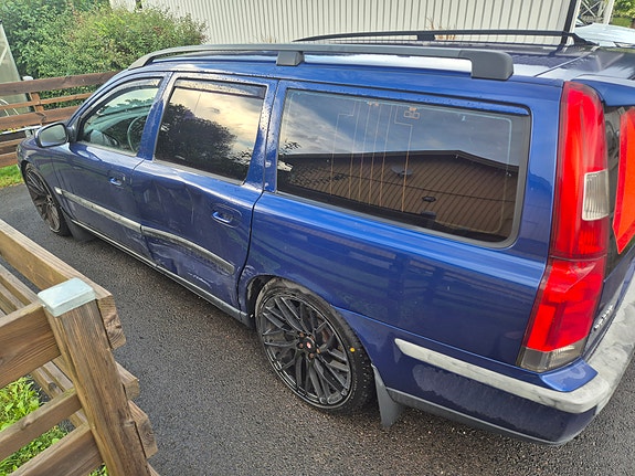 Volvo V70 3 of 5
