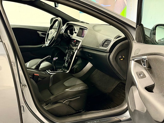 Volvo V40 9 of 15