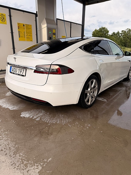 Tesla Model S 3 of 8