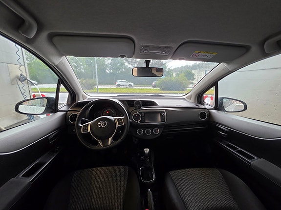 Toyota Yaris 6 of 9