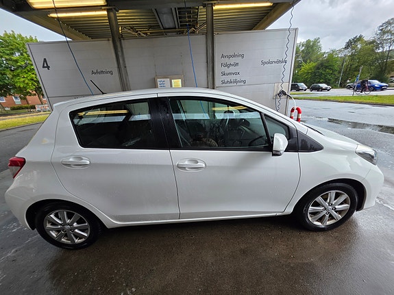 Toyota Yaris 2 of 9