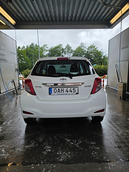 Toyota Yaris 4 of 9