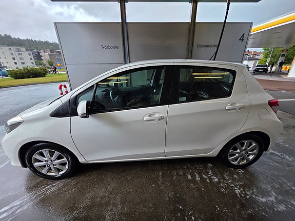Toyota Yaris 5 of 9