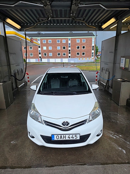 Toyota Yaris 3 of 9