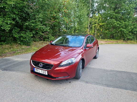 Volvo V40 2 of 9