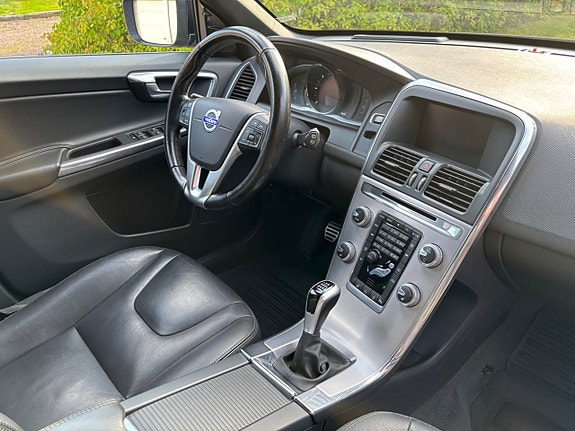 Volvo XC60 11 of 17