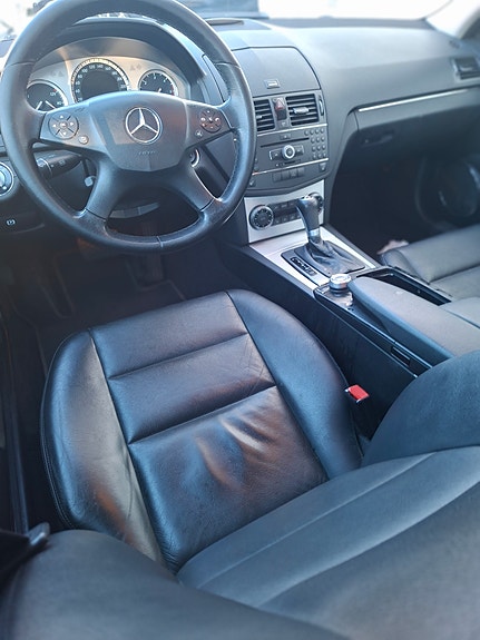 Mercedes-Benz C320 3 of 5