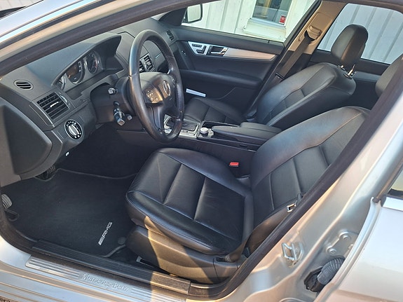 Mercedes-Benz C320 2 of 5