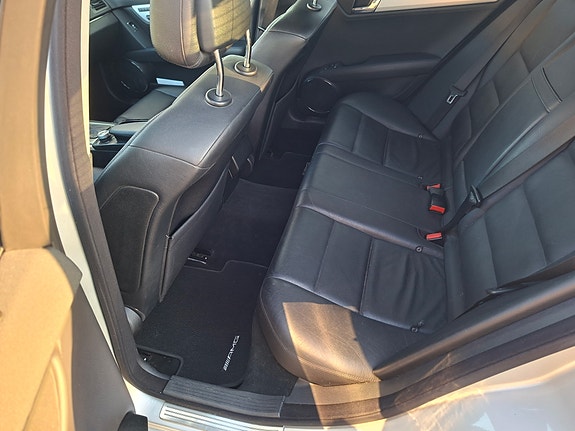 Mercedes-Benz C320 4 of 5