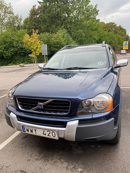 Volvo XC90 2 of 11