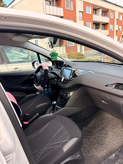 Peugeot 208 3 of 5