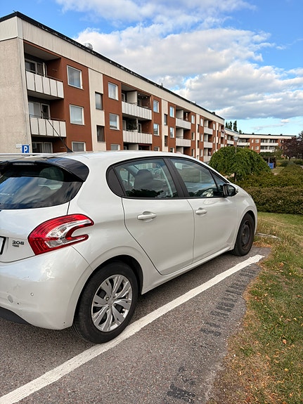 Peugeot 208 2 of 5