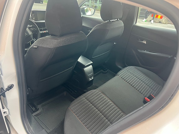 Peugeot e-208 15 of 19