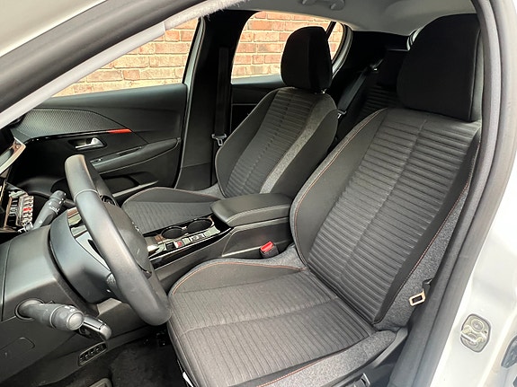 Peugeot e-208 8 of 19