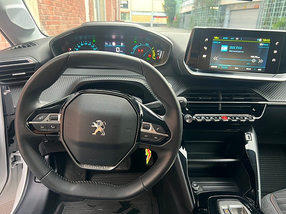 Peugeot e-208 9 of 19