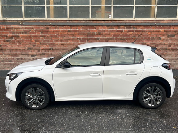 Peugeot e-208 2 of 19