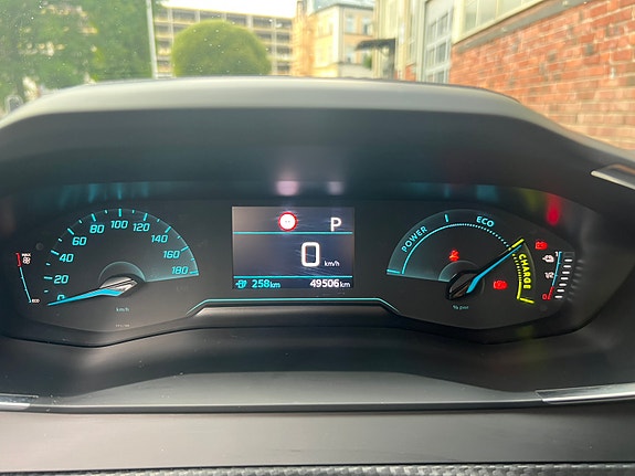 Peugeot e-208 10 of 19