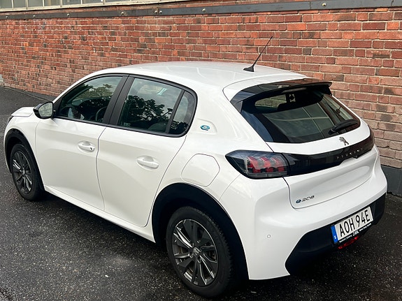 Peugeot e-208 3 of 19