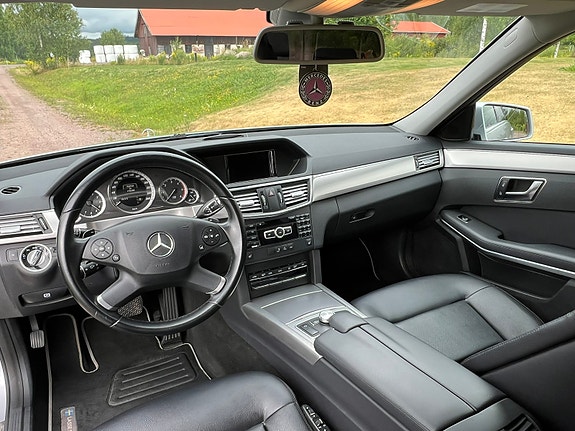 Mercedes-Benz E220 5 of 6