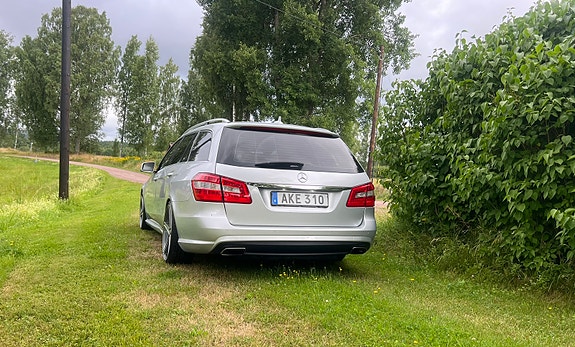 Mercedes-Benz E220 4 of 6