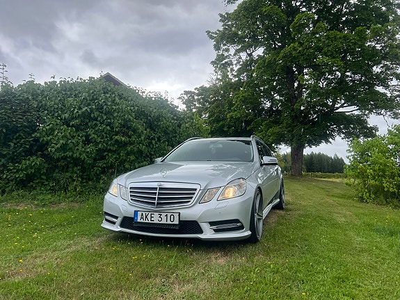 Mercedes-Benz E220 2 of 6