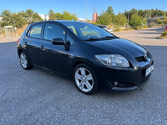 Toyota Auris 2 of 9