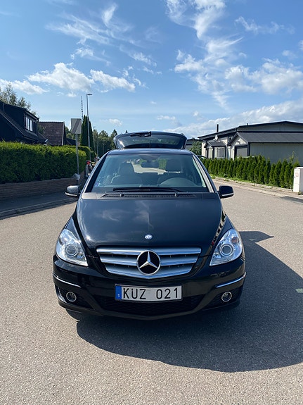 Mercedes-Benz B180 2 of 13