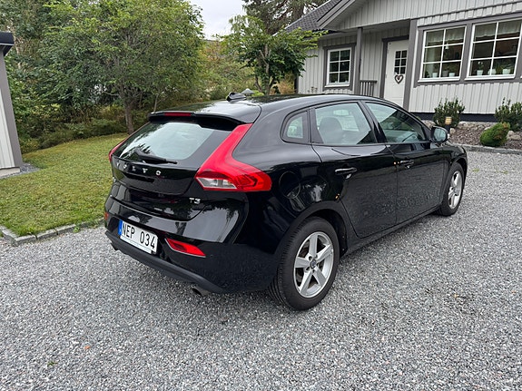 Volvo V40 2 of 9