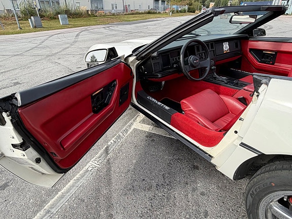 Chevrolet Corvette 9 of 17