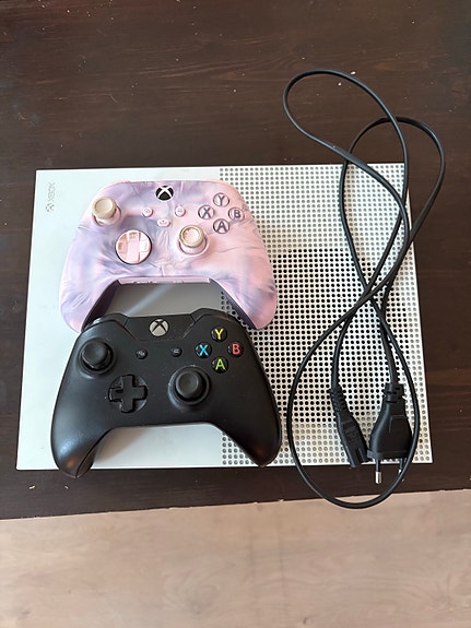 Microsoft Xbox One konsol med två handkontroller