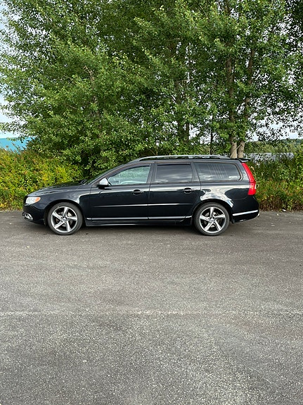 Volvo V70 2 of 6