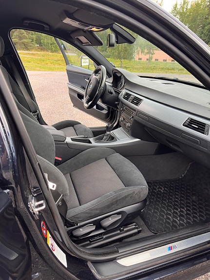 BMW 320i 5 of 6