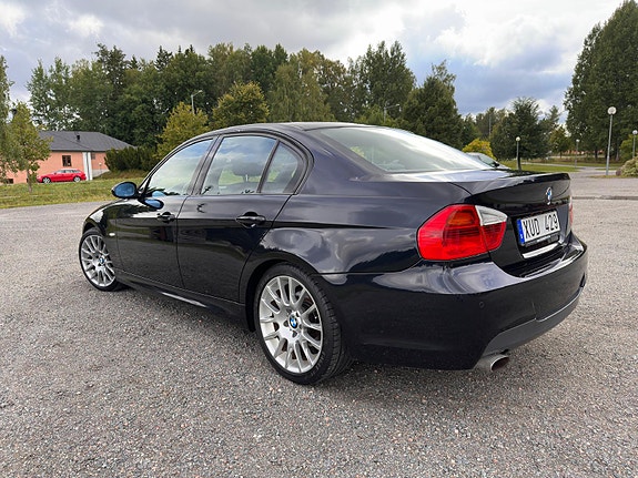 BMW 320i 3 of 6