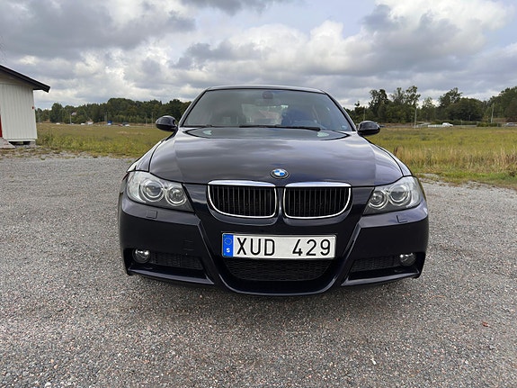 BMW 320i 4 of 6