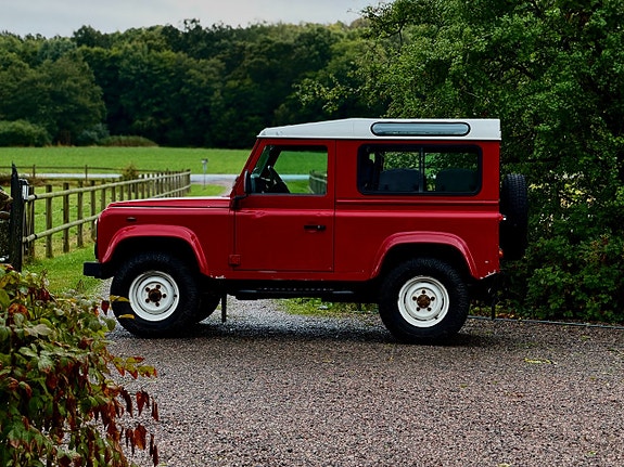 Land Rover Defender 90 12 of 25