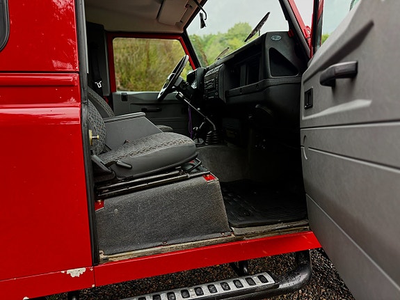 Land Rover Defender 90 19 of 25